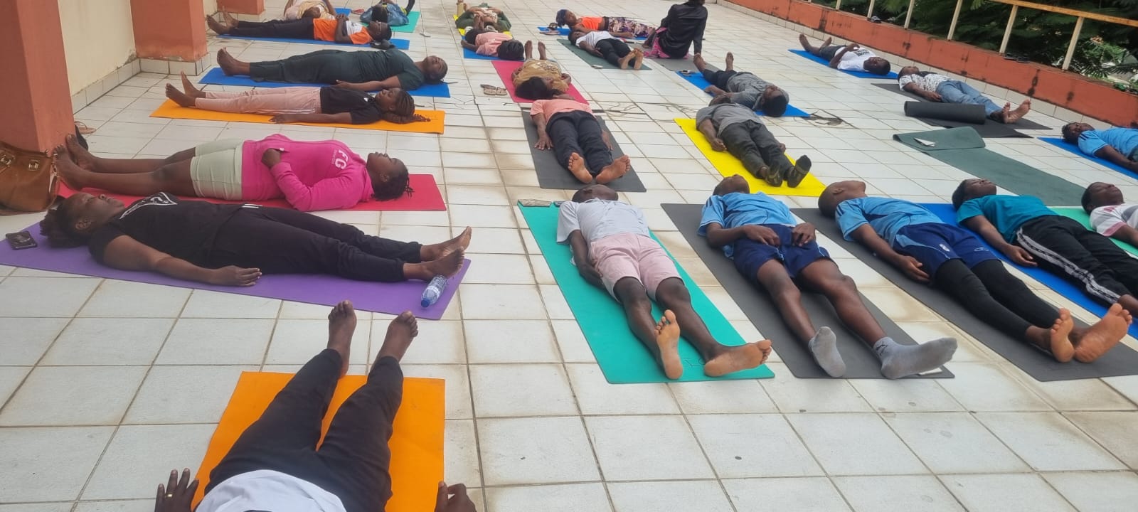 Sessão de Yoga e Respiração Consciente Promove Bem-Estar na Residência Universitária