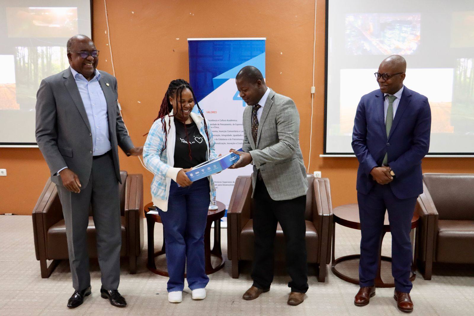 Estudantes da UP-Maputo recebem laptops