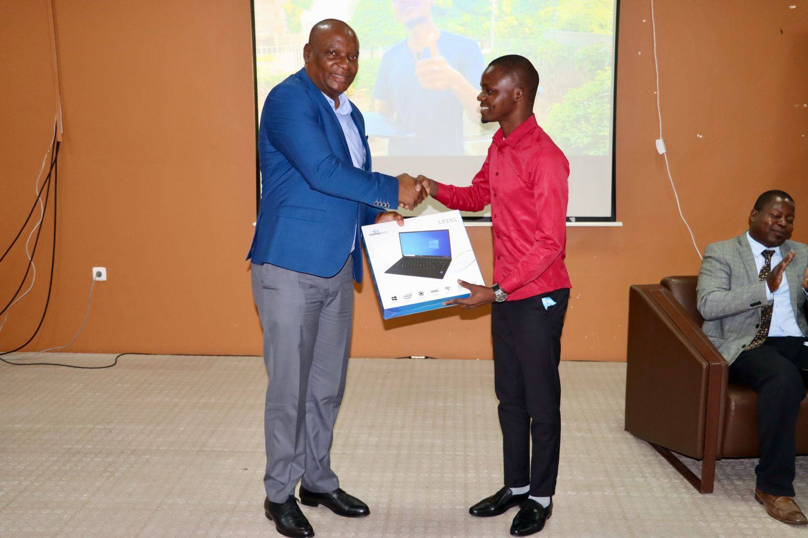 Estudantes da UP-Maputo recebem laptops