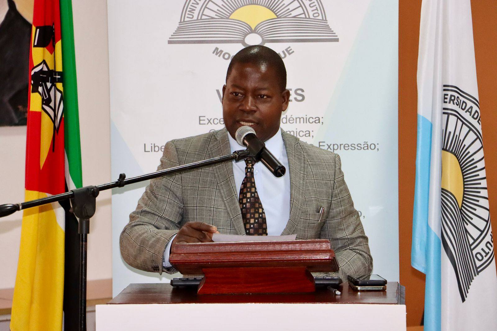 Estudantes da UP-Maputo recebem laptops