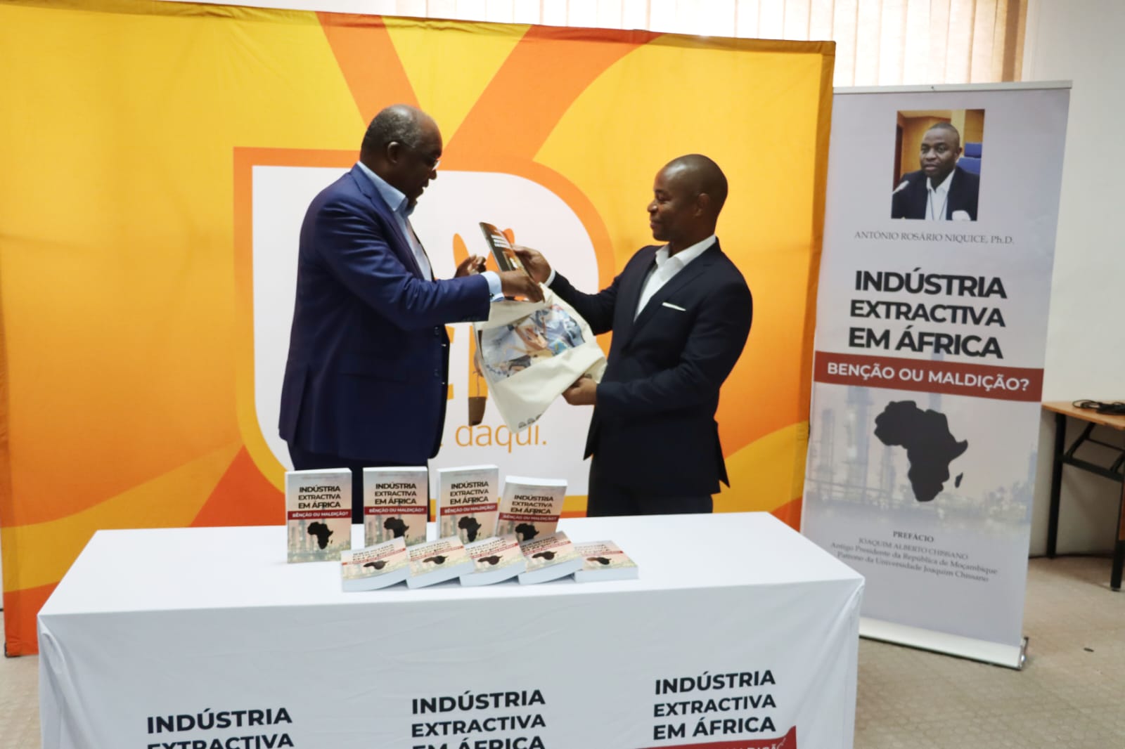 António Niquice contribui para acervo da UP-Maputo 