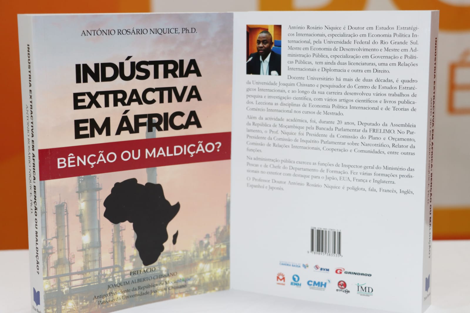 António Niquice contribui para acervo da UP-Maputo 