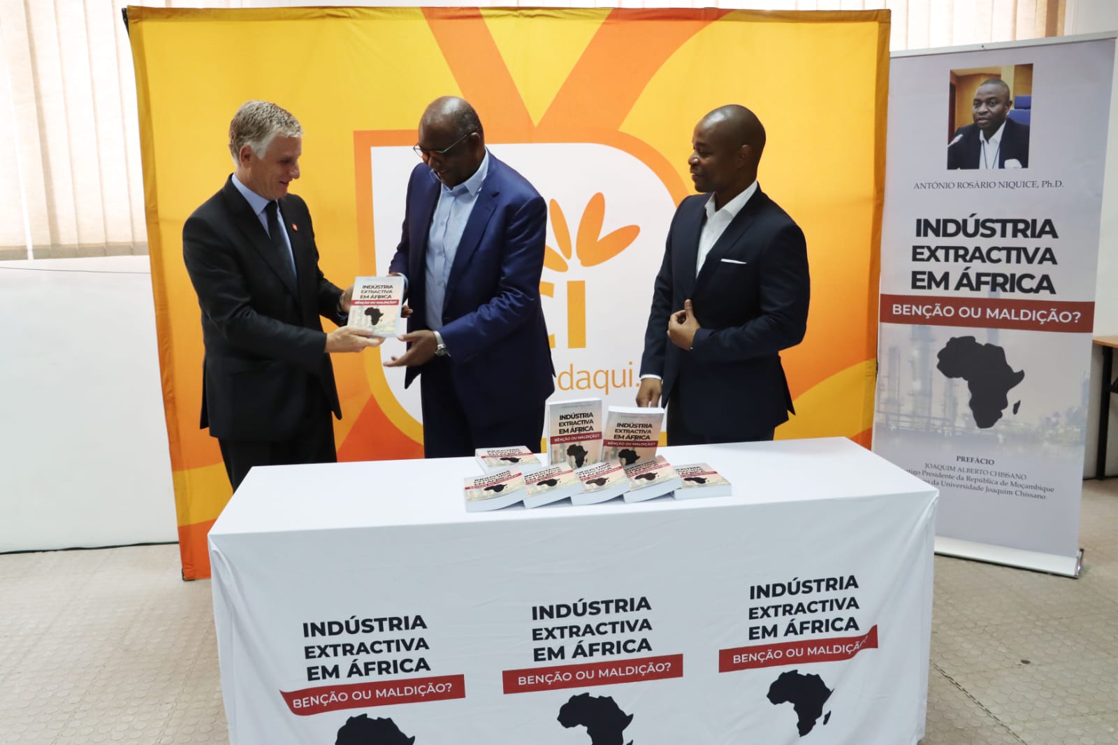 António Niquice contribui para acervo da UP-Maputo 