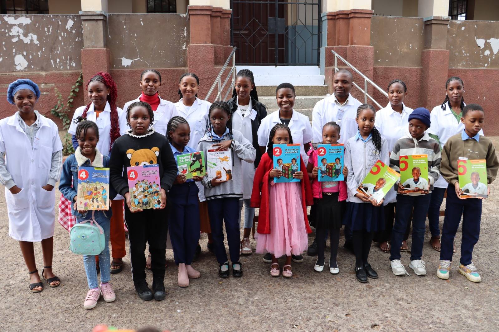 FCLCA oferece livros às escolas da Cidade de Maputo