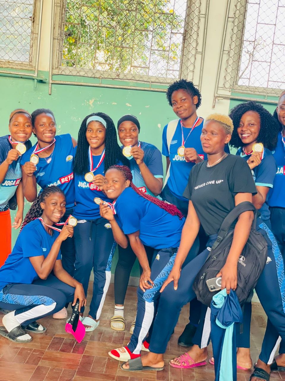 Reitor Felicita Campeãs da Cidade de Maputo em Voleibol Júnior e Sênior Feminino