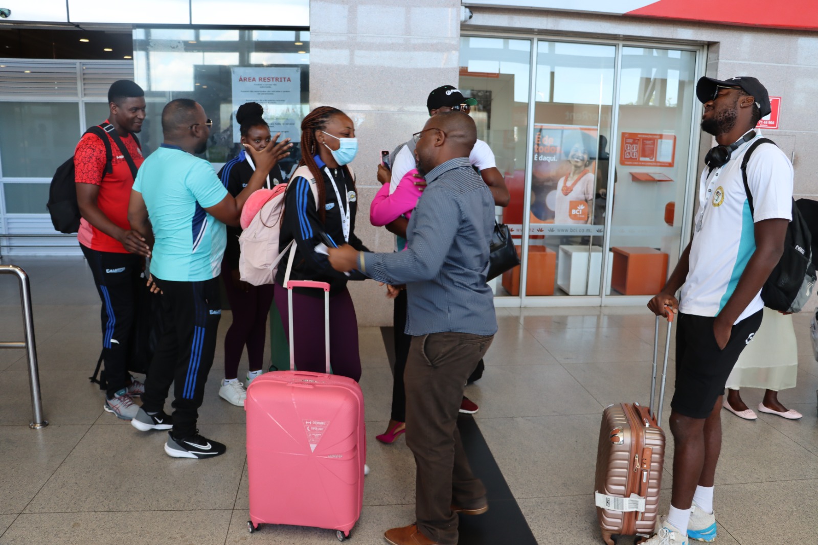 OURO ATRAVESSA ATLÂNTICO PARA ÍNDICO